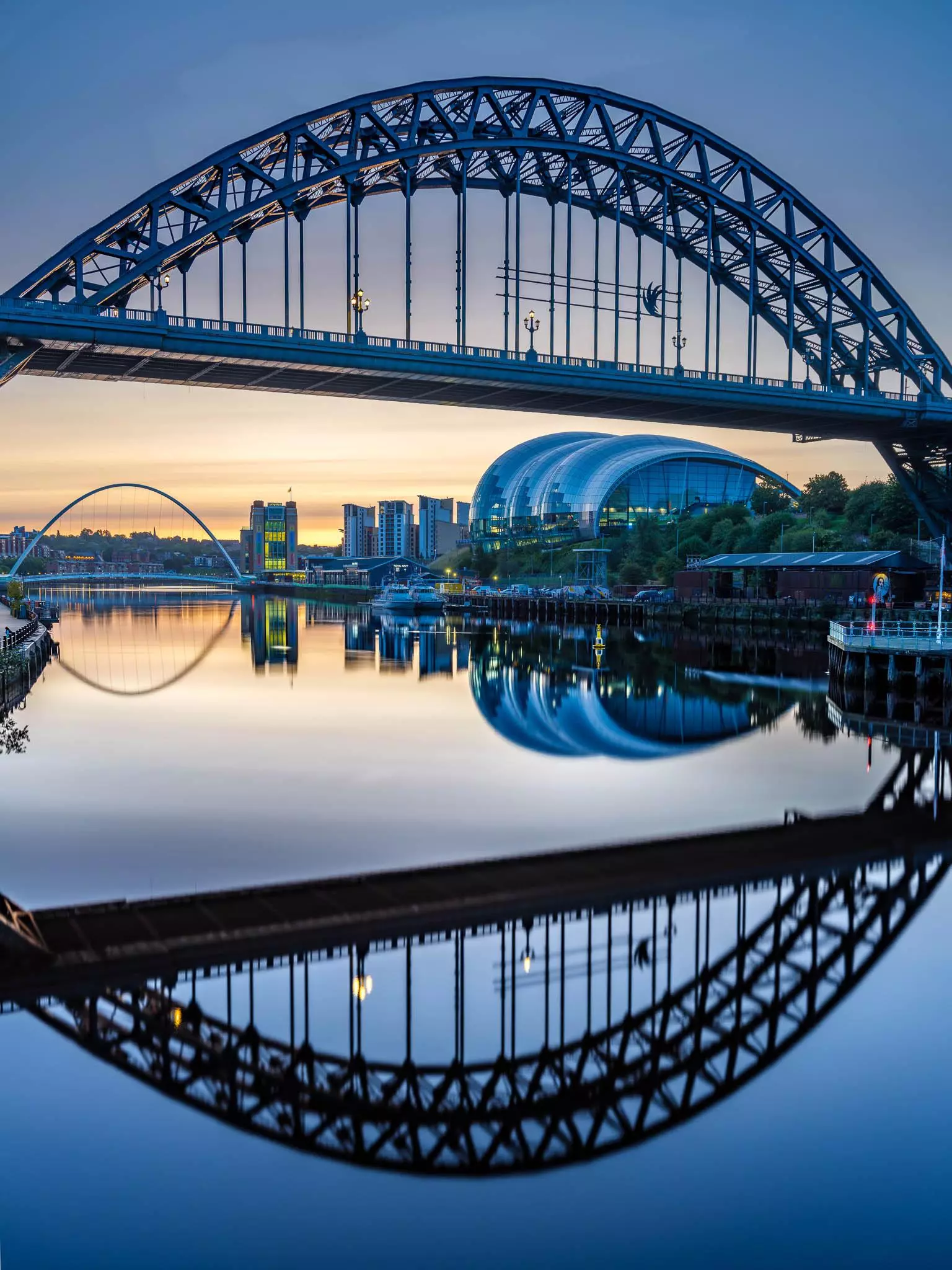 Réflexions du pont Tyne à l'aube par https://www.jasonrowphotography.co.uk